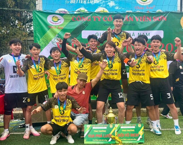 Workers of Vien Son Joint Stock Company are excited to participate in the football tournament organized by the union and the company's Board of Directors. Photo: Lam Duc