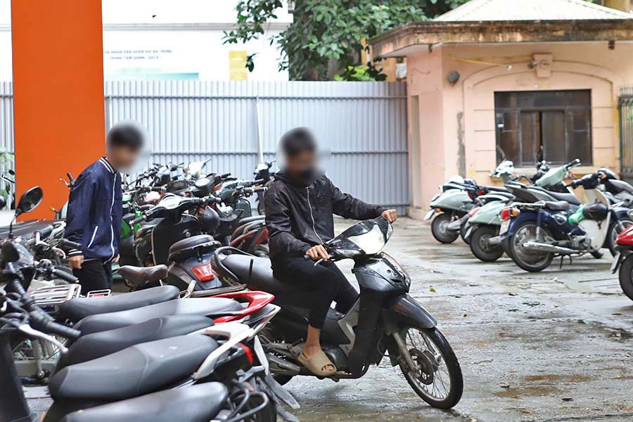 交通警察が検問に来て、生徒たちは罰金を避けるためにすぐに車を学校から持ち出した