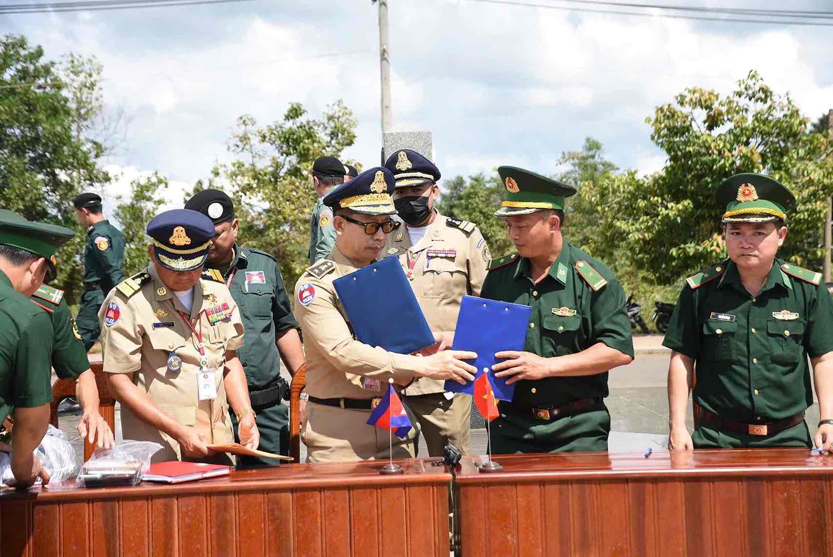 Luc luong chuc nang Viet Nam va Campuchia hoan tat cac thu tuc trao tra cong dan. Anh: HAC