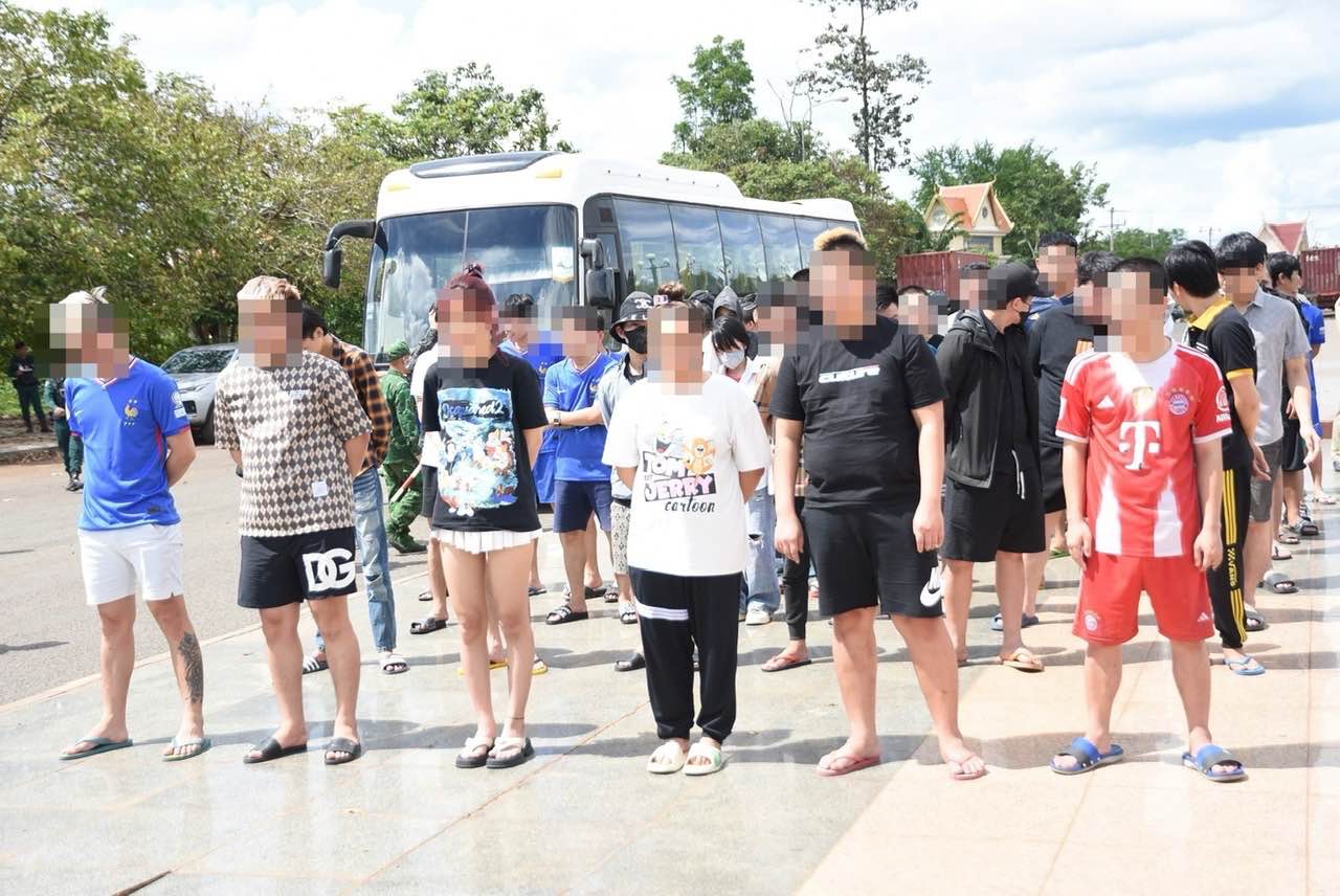Vietnamese citizens involved in online fraud were returned by Cambodian authorities. Photo: HAC
