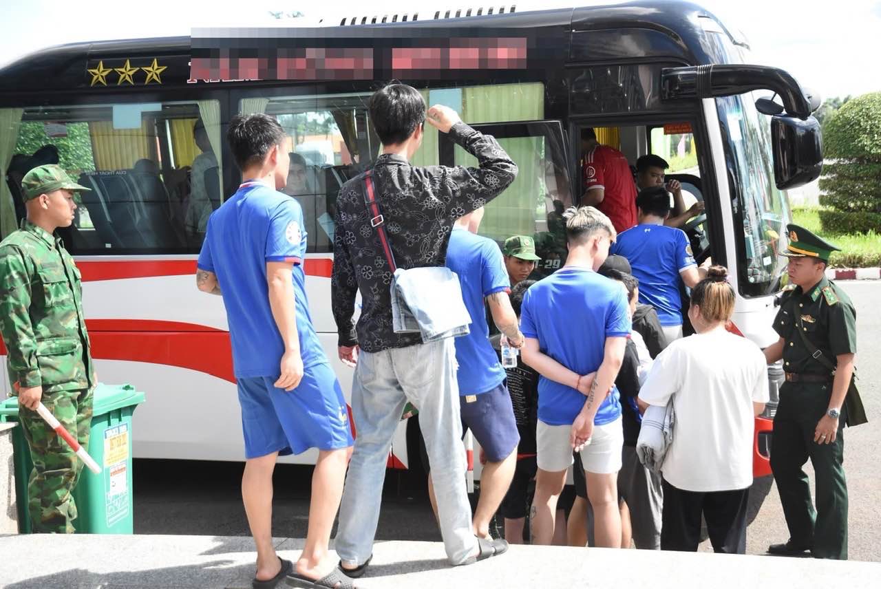 Don bien phong cua khau quoc te Hoa Lu - Bo doi bien phong tinh Dong Nai to chuc tiep nhan 65 cong dan Viet Nam ve nuoc tu cac co quan chuc nang Campuchia. Anh: HAC