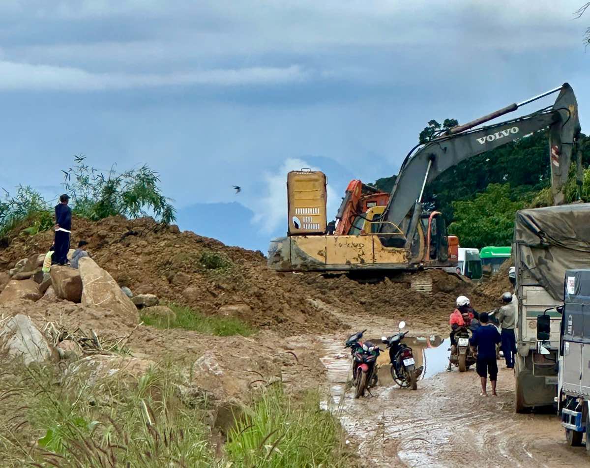 May moc khan truong don dep dat da sat lo de thong tuyen tro lai. Anh: Duy Tuan