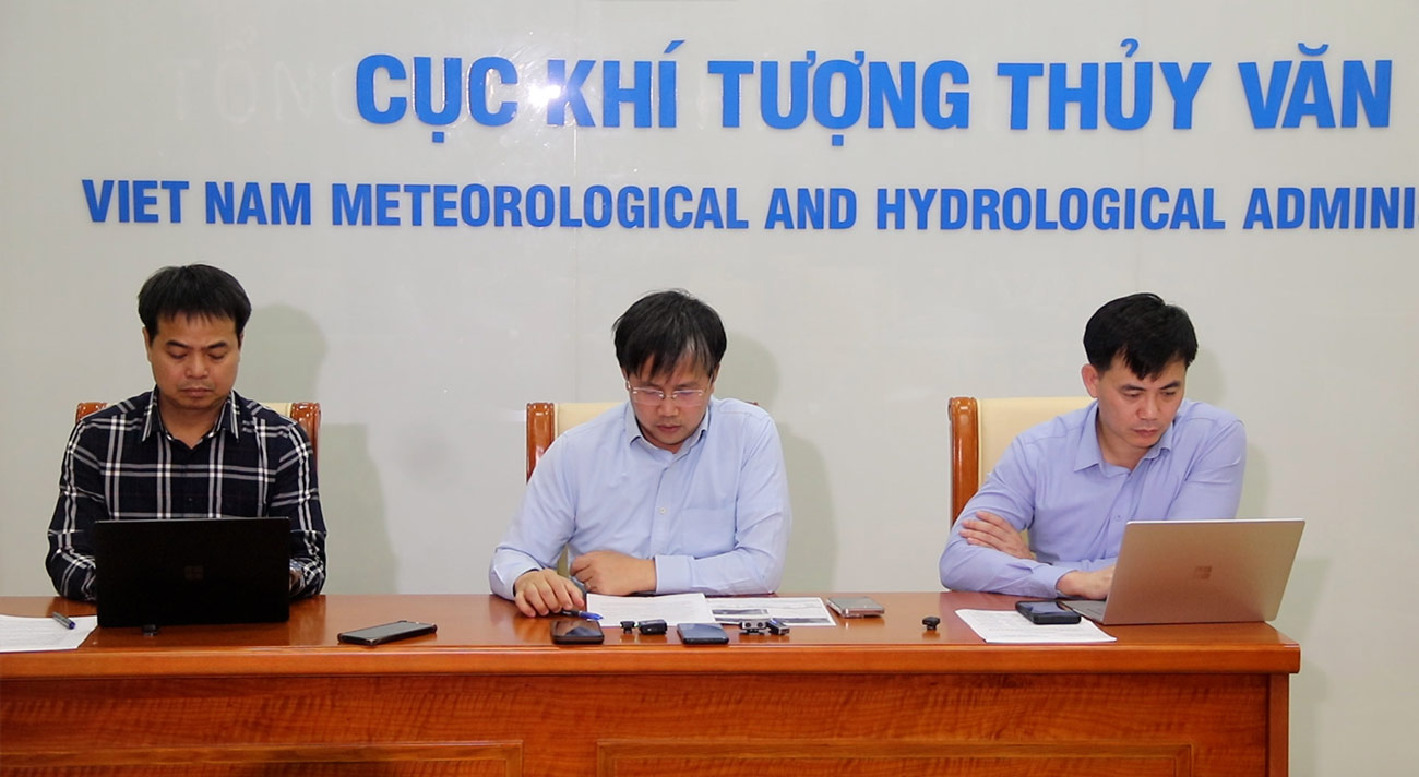 国立水文気象予報センターは台風カルマエギの影響に関する会議を開催した。写真: ホアン・シュエン