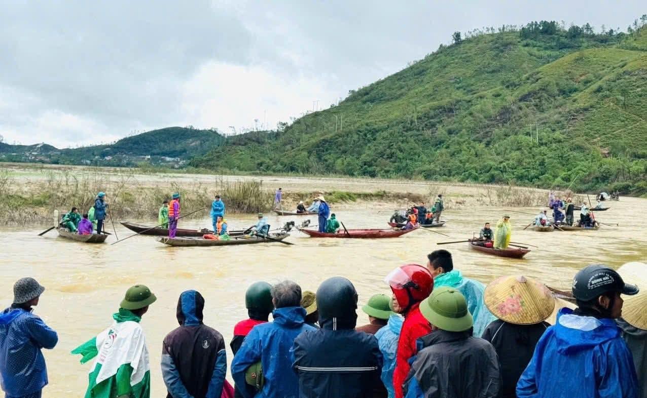Authorities and people urgently searched for the missing victim after his boat capsized on the Lam River. Photo: Ngoc Anh
