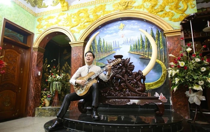 Ngoc Son song trong biet thu dat vang. Anh: Nghe si cung cap.