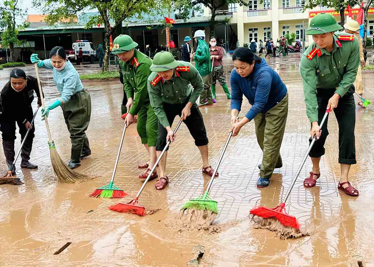 Cong an giup don bun o Truong THCS My Due. Anh: Cam My.