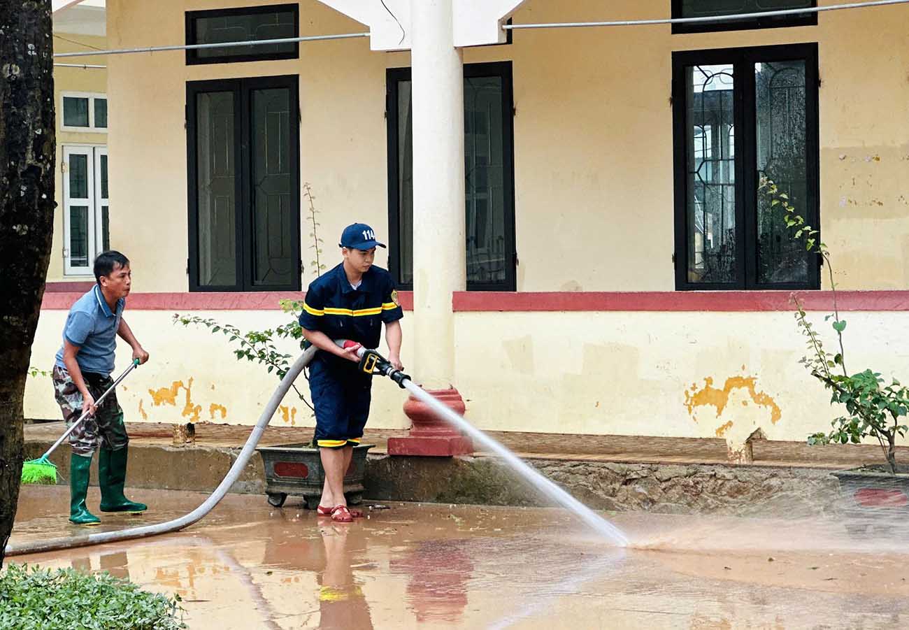 Xe bon cho nuoc den voi voi xit manh giup tay bun dat hieu qua o Truong THCS My Due. Anh: Cam My.