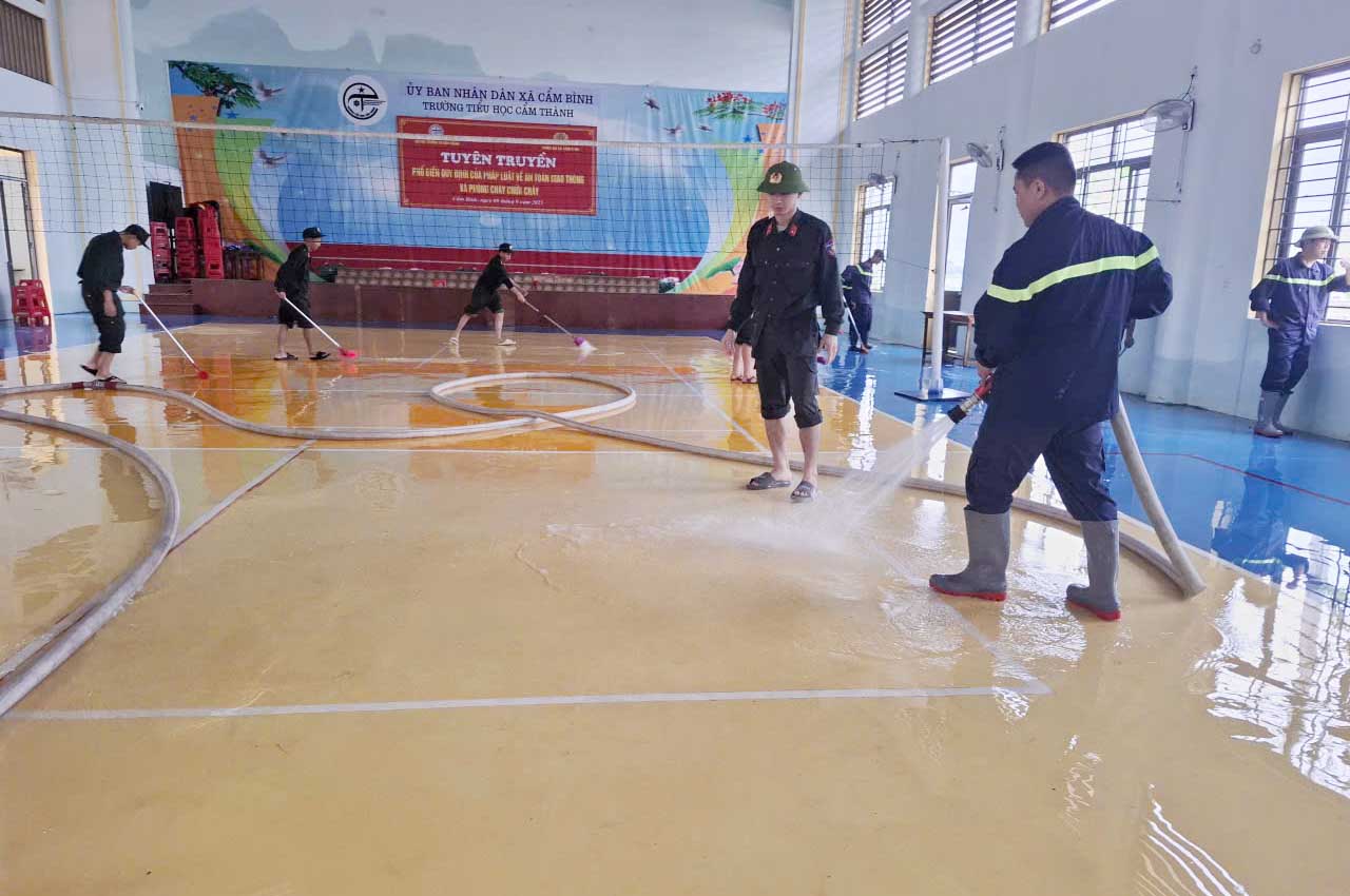 Cong an dung voi phun manh don bun tai Truong Tieu hoc Cam Thanh. Anh: Tran Tuan.