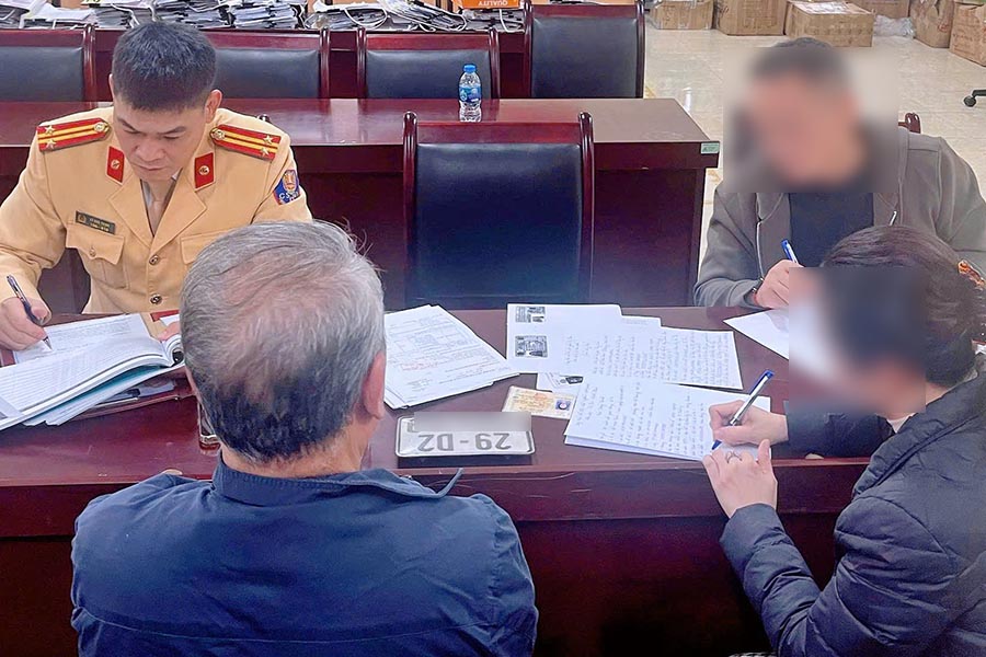 Nhung nguoi lien quan lam viec tai co quan cong an. Anh: Cong an cung cap