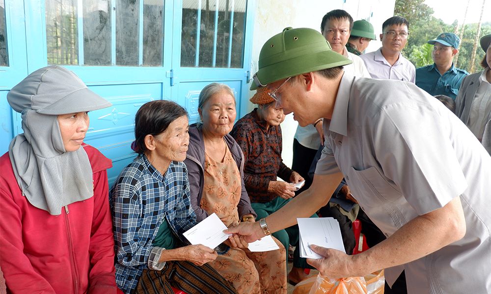 Pho Bi thu Thanh uy Ngo Xuan Thang trao qua ho tro cac ho dan bi anh huong nang ne do mua lu tren dia ban xa Lanh Ngoc. Anh: Ngo Huyen