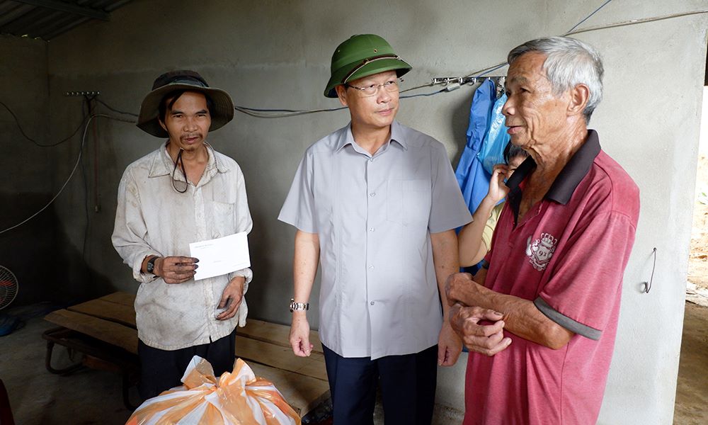 Pho Bi thu Thanh uy Ngo Xuan Thang tham hoi, dong vien, tang qua ho tro gia dinh ho dan trong khu vuc bi sat lo tren dia ban xa Thanh Binh. Anh: Ngo Huyen