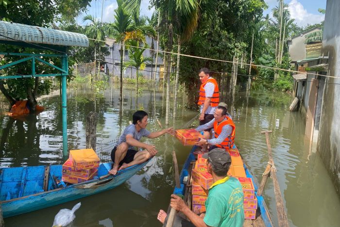 ダナンのタムスアンコミューンの指導者らが洪水の水を渡り、孤立した人々に救援物資を届けた。写真：アイ・リー
