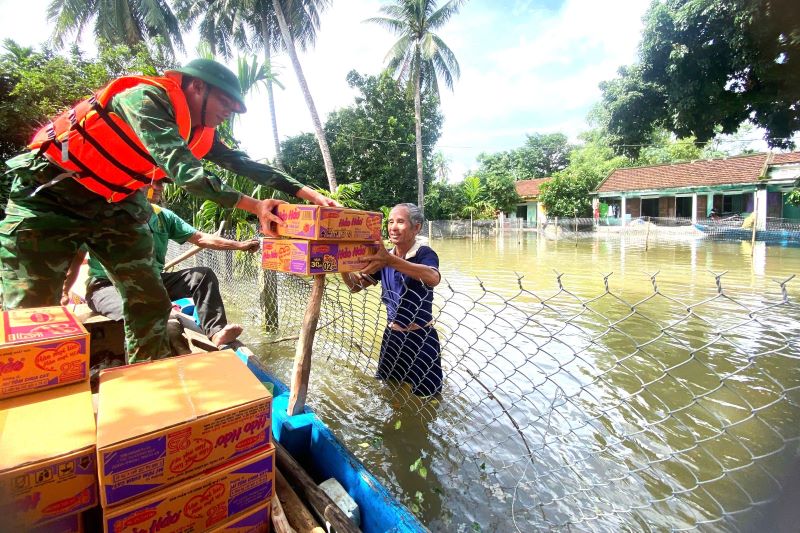Lanh dao xa Tam Xuan trao qua ho tro cho cac dan bi ngap sau, co lap thon Phu Dong (TP Da Nang). Anh: Ai Ly