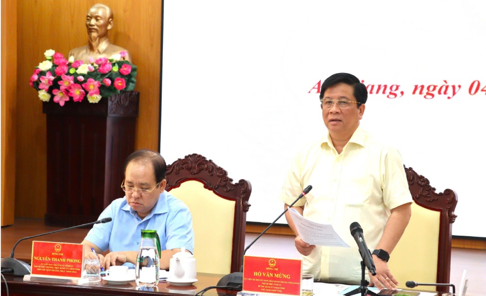 アンザン省人民委員会のホー・ヴァン・ムン委員長は、公共投資資本の支出率が70％を超えるユニットを賞賛し、要件を満たさない投資家を厳しく批判した。写真: ゴック・マイ