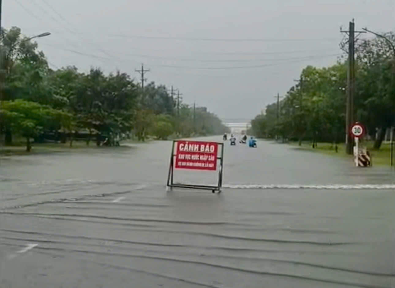 Mua lon khien nuoc ngap duong trong Khu cong nghiep Phan Thiet. Anh: Duy Tuan