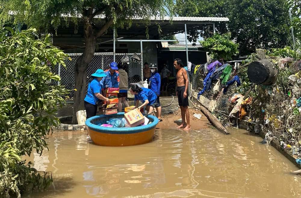 Cong doan phuong Ham Thang dung thung de dua nhu yeu pham vao ho tro nguoi dan vung ngap, trua 1.11. Anh: Duy Tuan