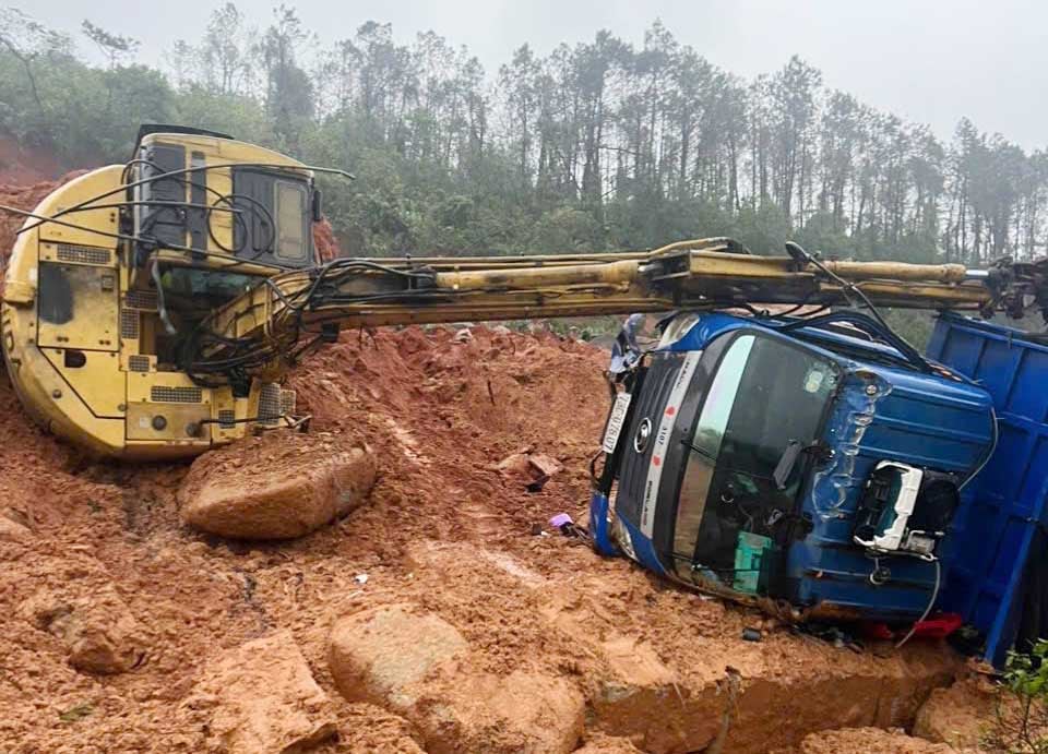 The scene of a landslide on the coastal road of Ha Tinh, where excavators and trucks were rolling down while trying to clear the route, injured 2 people. Photo: Anh Tuan