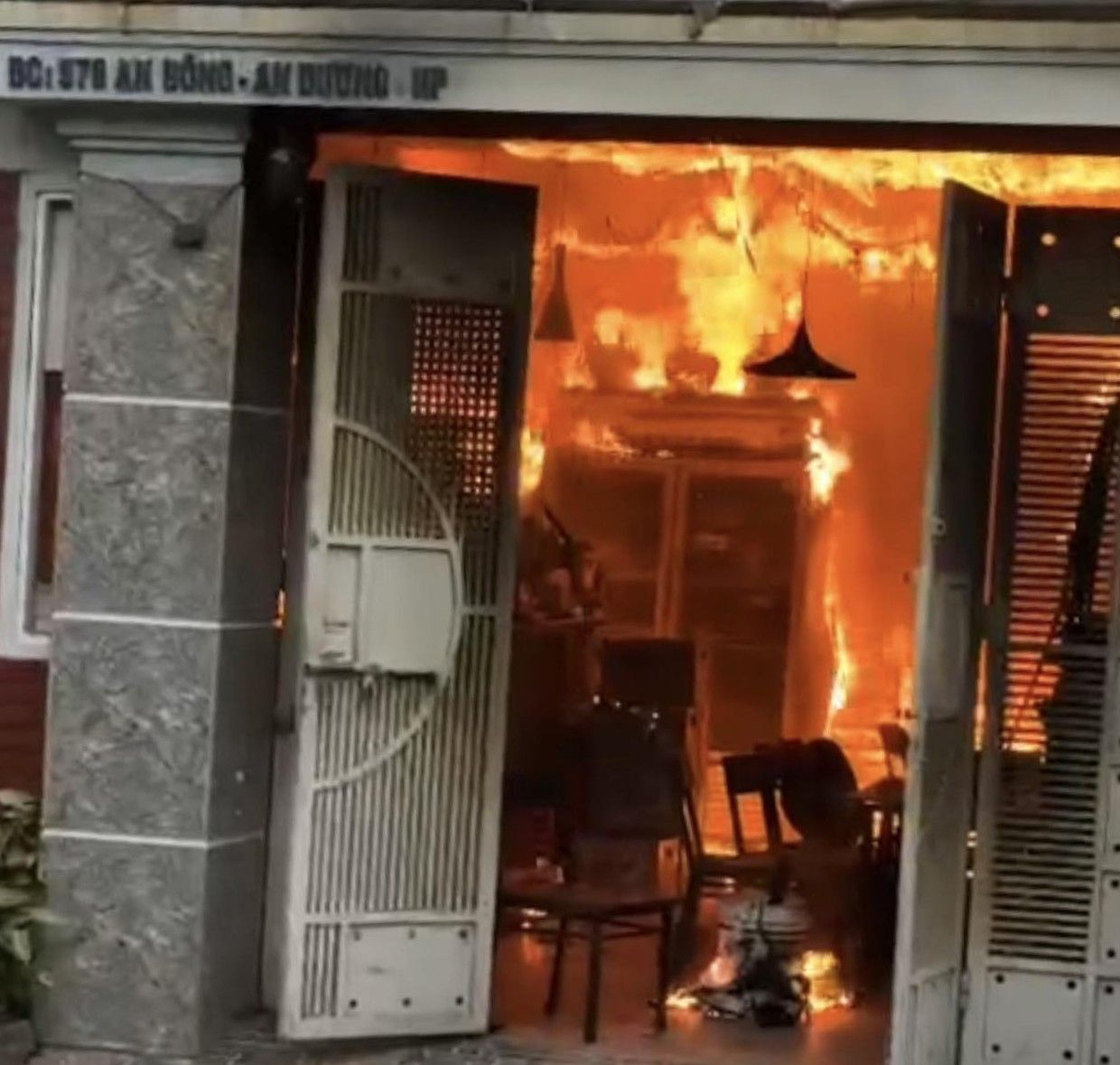 Ben trong vu chay o phuong An Hai. Ảnh: Tran Hieu