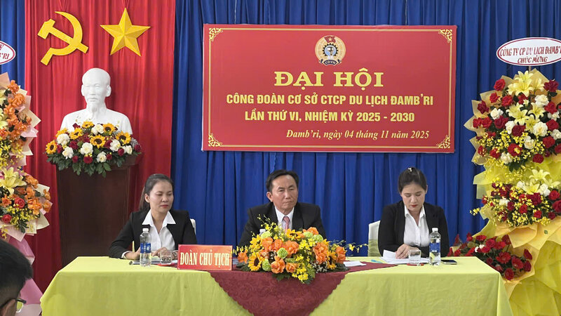 담브리 관광 주식회사 노동조합은 혁신 목표를 설정하고 노동자를 더 잘 돌보기 위해 2025~2030년 임기 총회를 개최합니다. 사진: Duc Lam