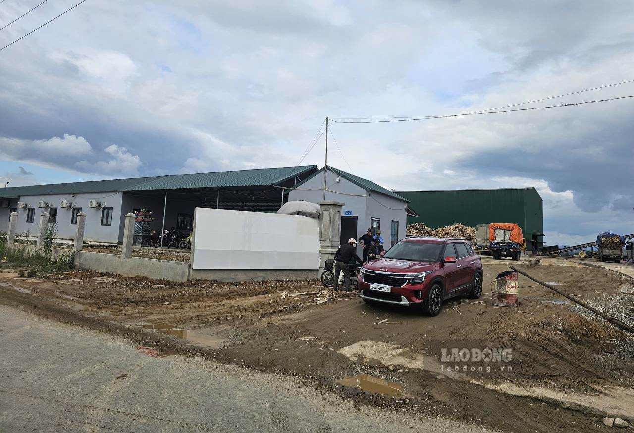 Co quan chuc nang dang dieu tra, lam ro nguyen nhan vu tai nan lao dong khien 2 cong nhan thuong vong. Anh: Bao Nguyen.