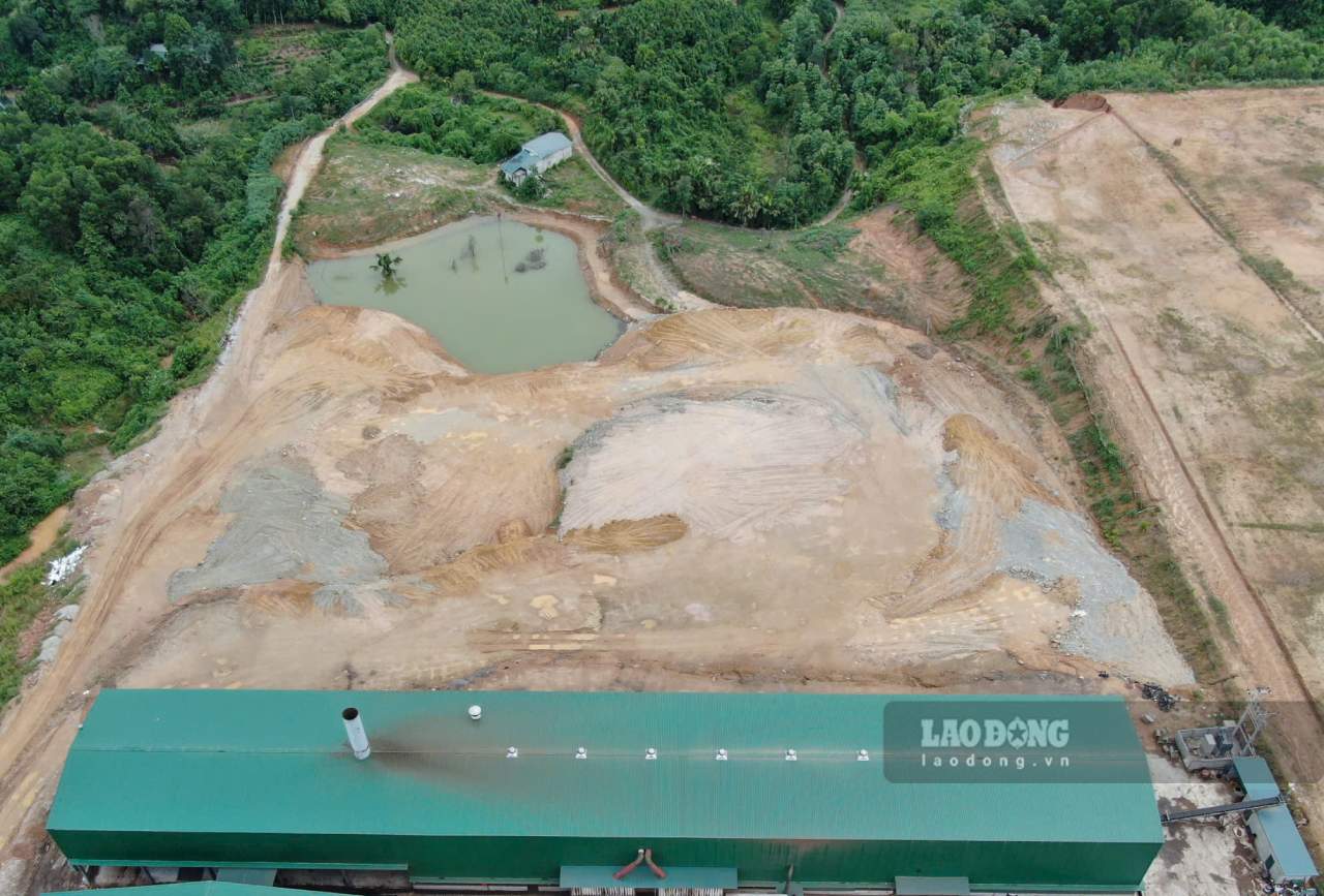 Cong ty dang mo rong khu vuc san xuat ra phia sau khu san xuat, ha tang dang duoc san gat, hoan thien. Anh: Van Duc