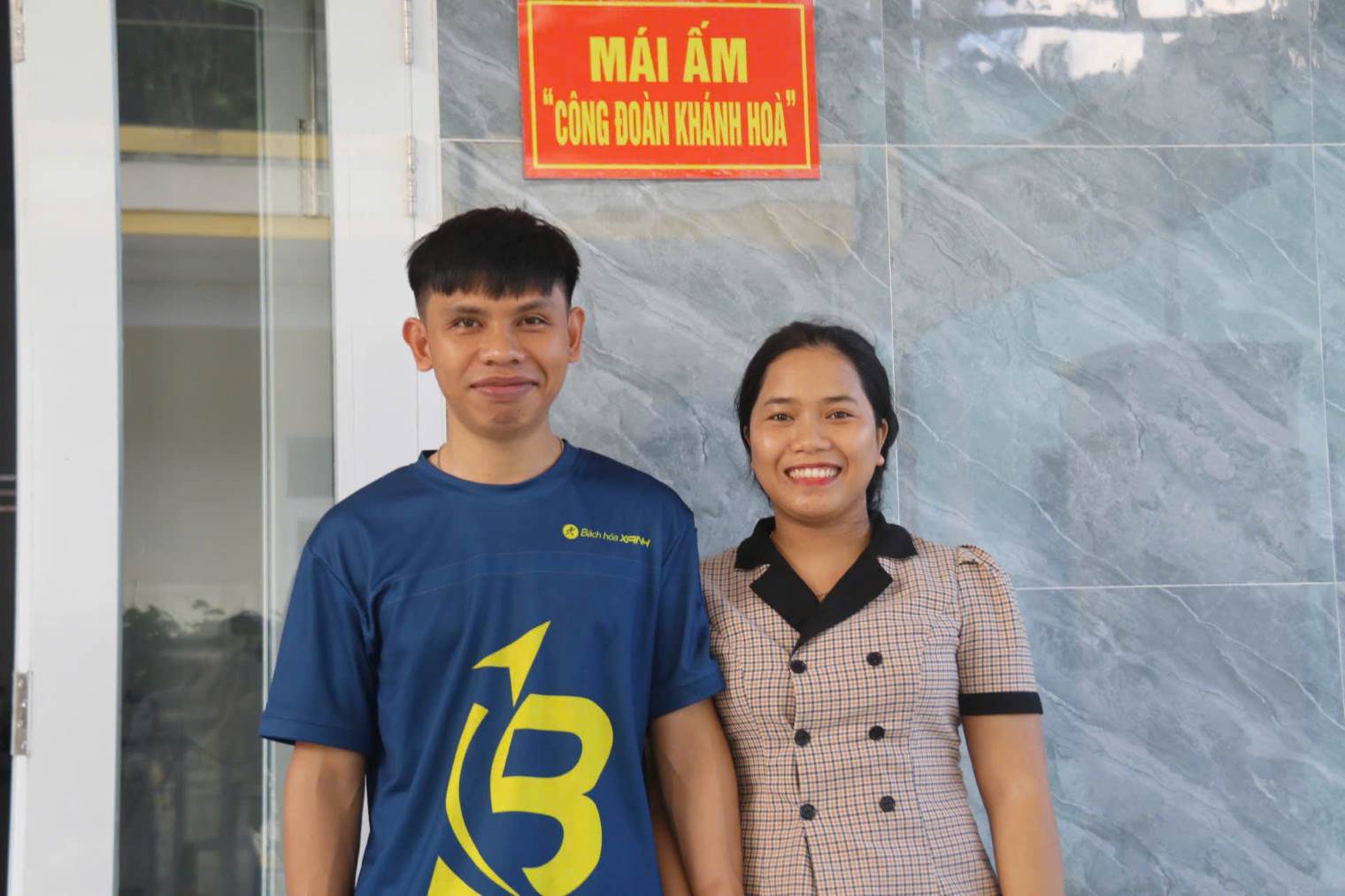 組合員のカオ・ティ・グエットさん（ザンリーコミューン）とその夫は、カインホア労働組合の支援を受けて広々とした新しい家を建てることができ、喜びを感じました。写真: フォン・リン