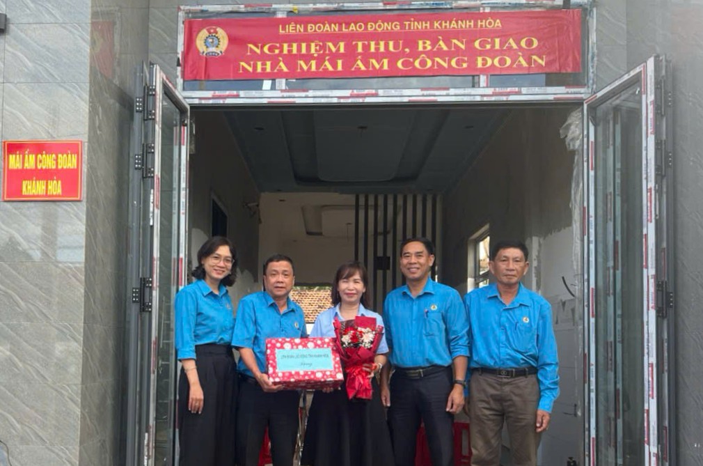 Lanh dao Lien doan Lao dong tinh Khanh Hoa ban giao nha Mai am Cong doan cho doan vien Le Thi Bich Phuong tai phuong Ninh Hoa. Anh: Khanh Hoa