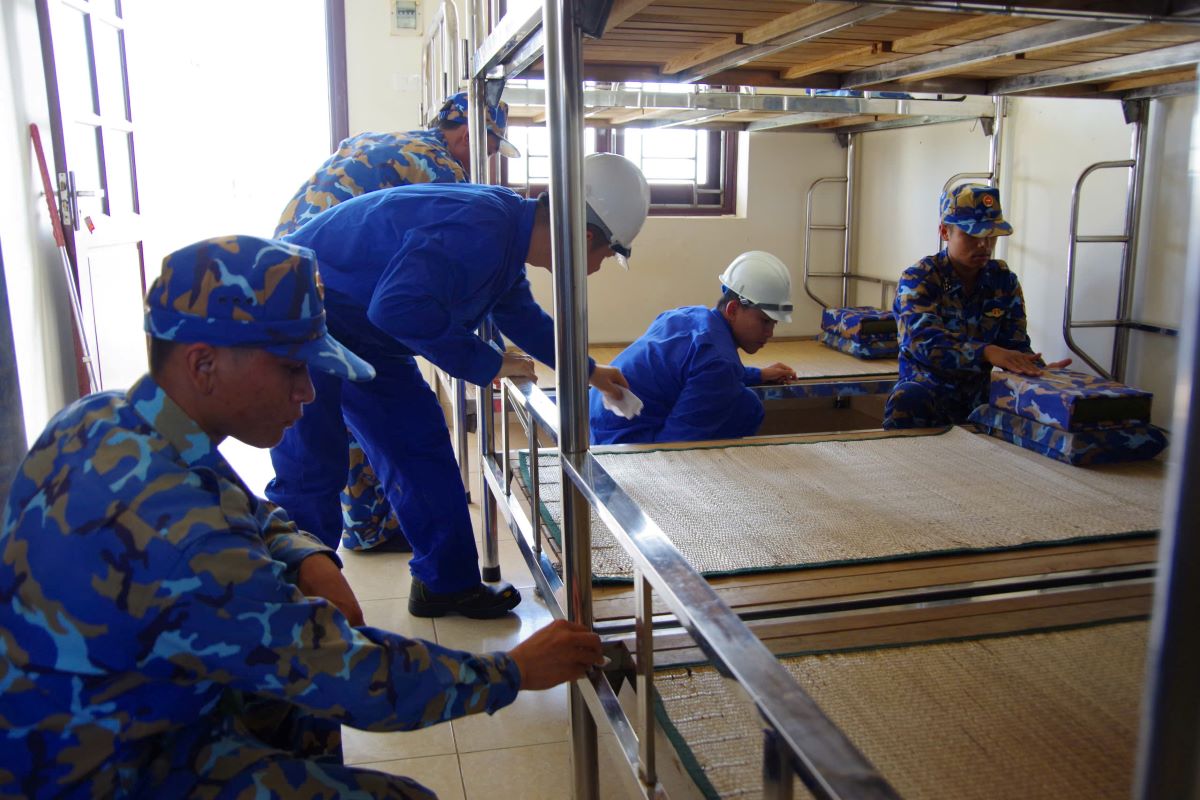 제13호 태풍을 피하기 위해 섬으로 올라가는 어부들을 위한 숙소 준비. 사진: 흐우롱