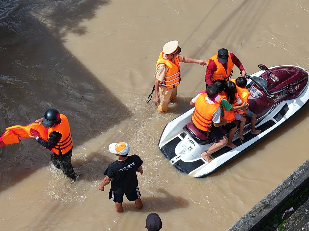 Cac luc luong tren dia ban tinh Lam Dong giup do nguoi dan ung pho voi mua lu. Anh: Phuc Khanh