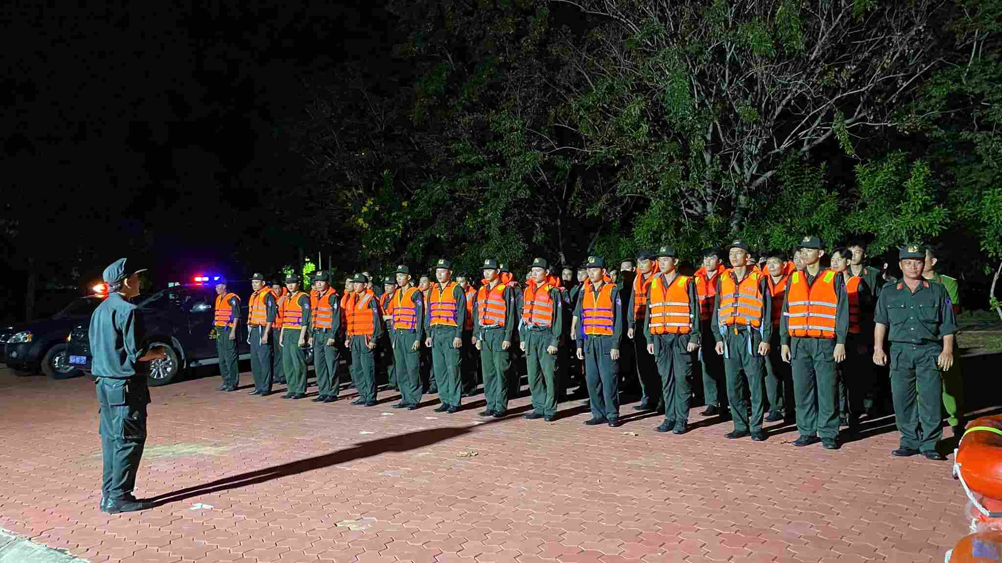 Luc luong Canh sat Co dong Cong an tinh Lam Dong san sang ho tro nguoi dan ung pho voi mua bao. Anh: Cong an cung cap