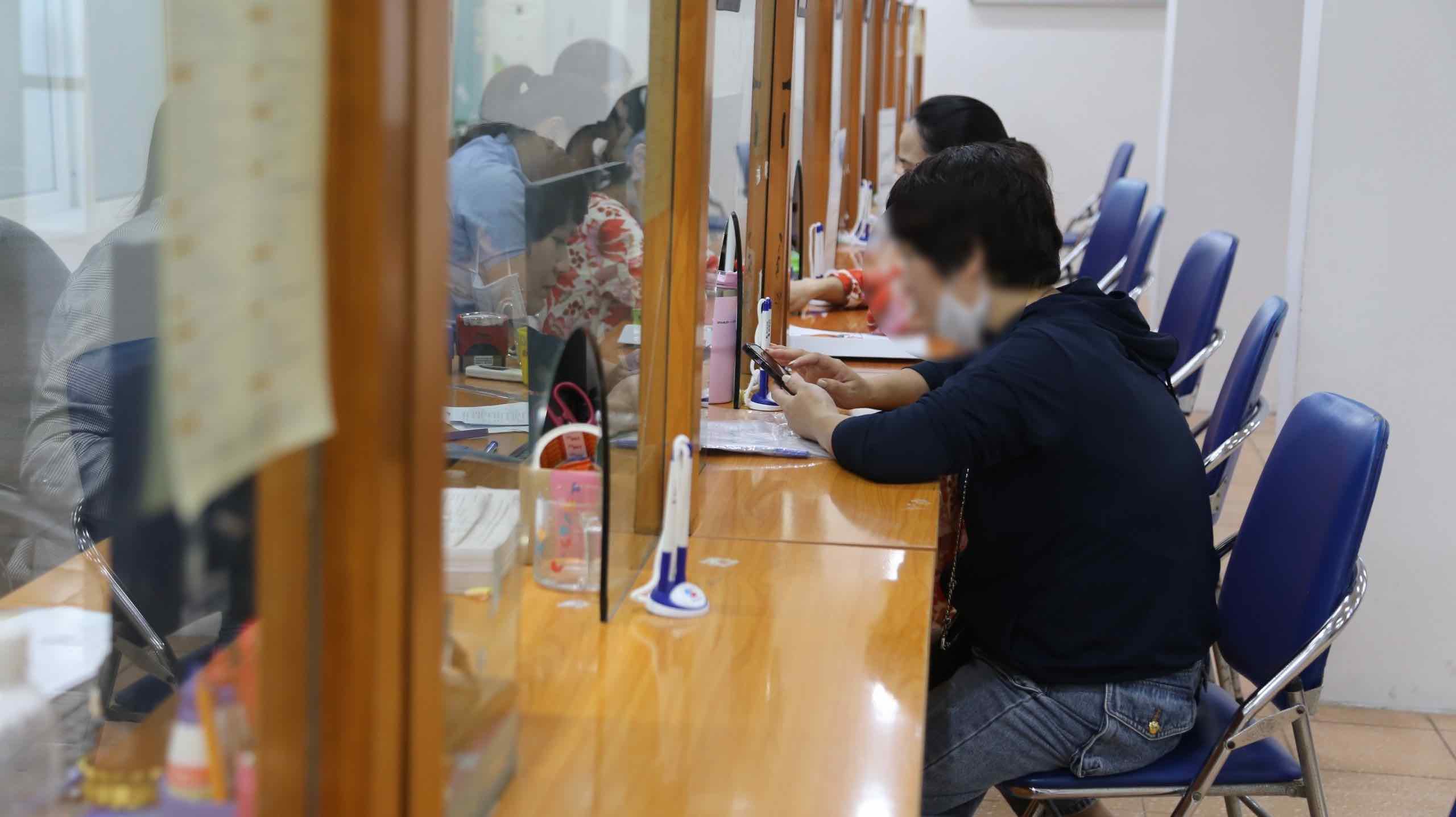 Salary and bonus information has received the attention of cadres, civil servants and public employees. Photo: Huong Nha
