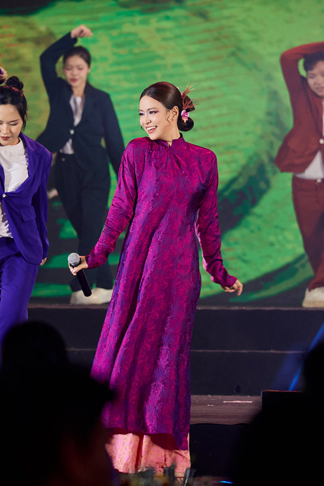 Ca si Hoang Thuy Linh tren san khau be mac Hoi cho Mua Thu. Anh: Ban to chuc