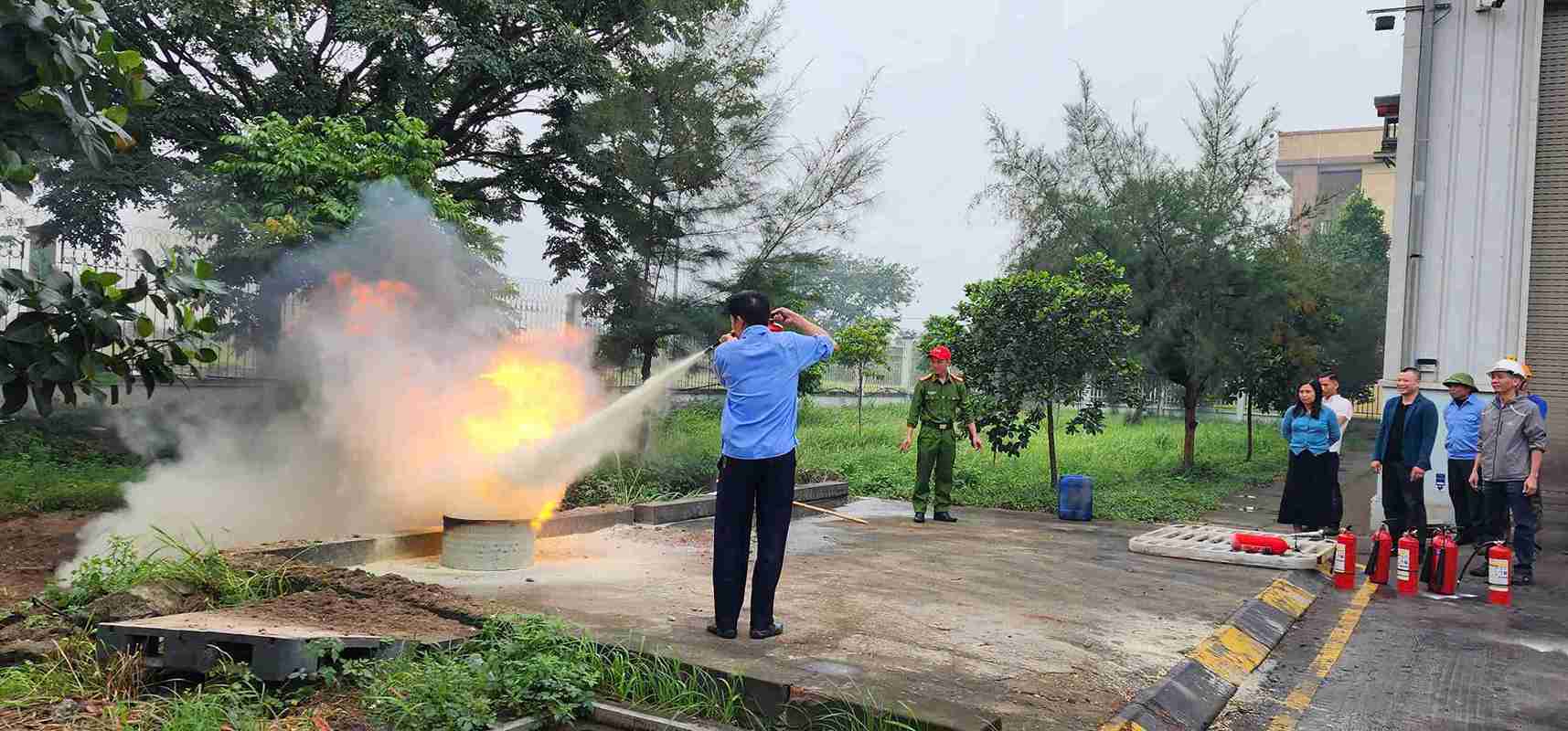 従業員が現場で消火訓練を行っています。写真: ハイド・ハイ・ズオン