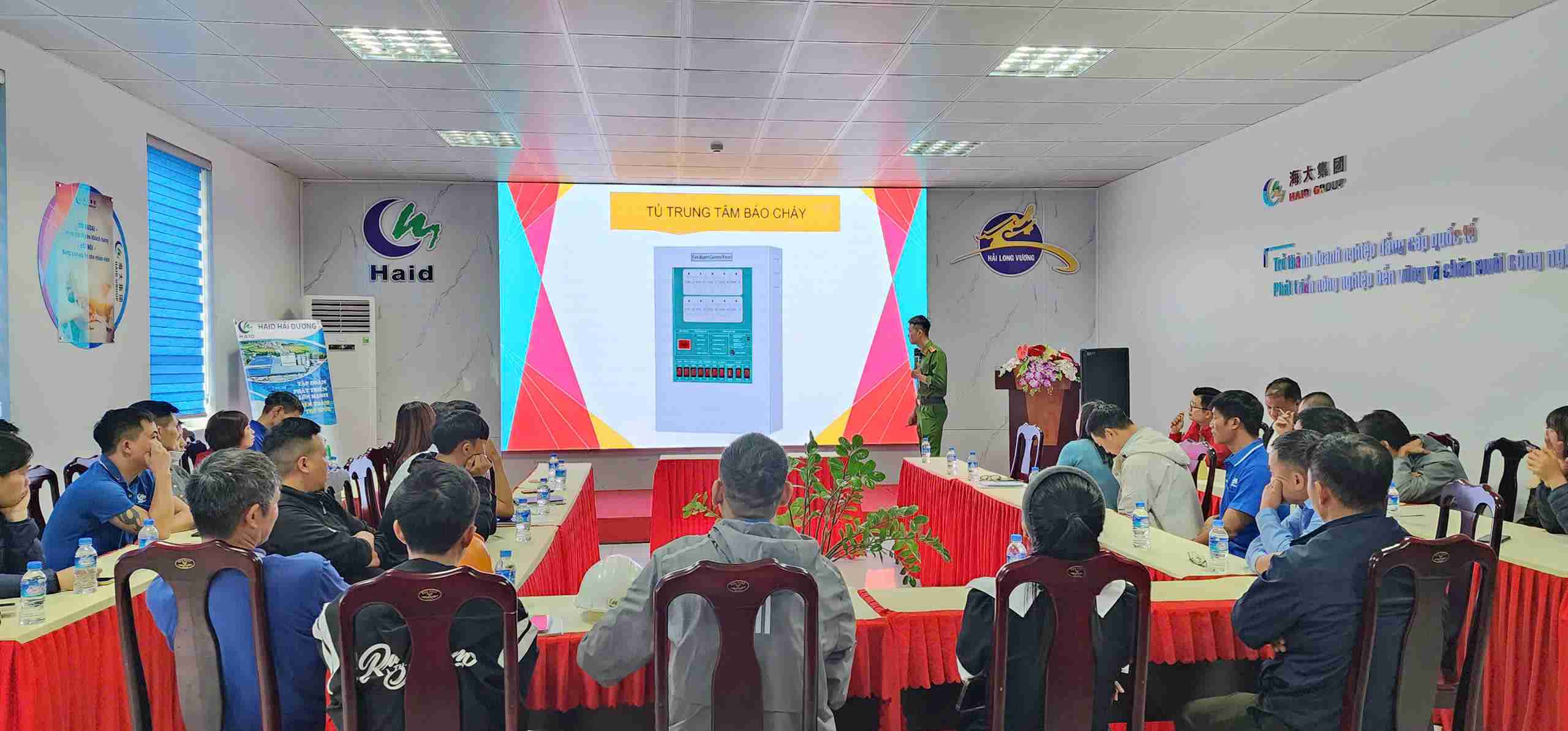 Can bo, cong nhan vien cham chu theo doi phan huan luyen ly thuyet. Anh: