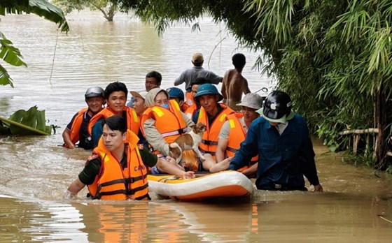 人々は嵐第 13 号カルマエギの影響に積極的に対応する必要があります。写真: フック・カーン