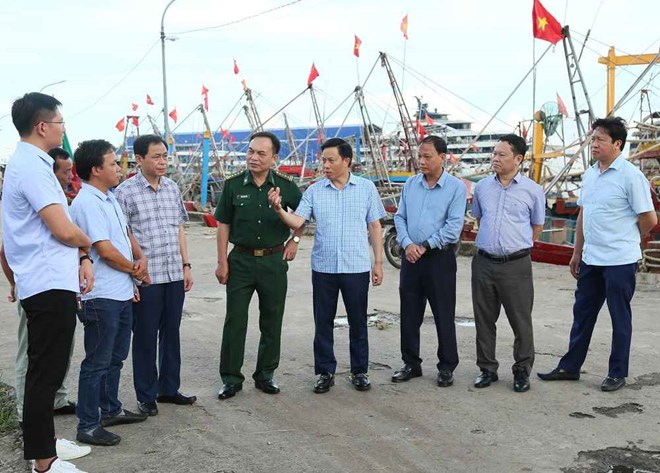 Provincial leaders and departments and branches inspect the area flowing into Tan Son fishing port, Thai Thuy commune. Photo: Hung Yen Provincial Portal