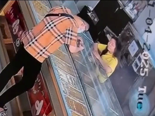 Nam thanh niên vào tiệm vàng giả vờ hỏi mua rồi cầm vàng bỏ chạy. Ảnh cắt từ clip bạn đọc cung cấp