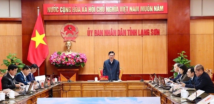 ランソン省人民委員会常務副委員長が会議の議長を務め、ドンキン区の主要プロジェクトの用地撤去作業の実施計画を検討した。写真: トゥエット・マイ