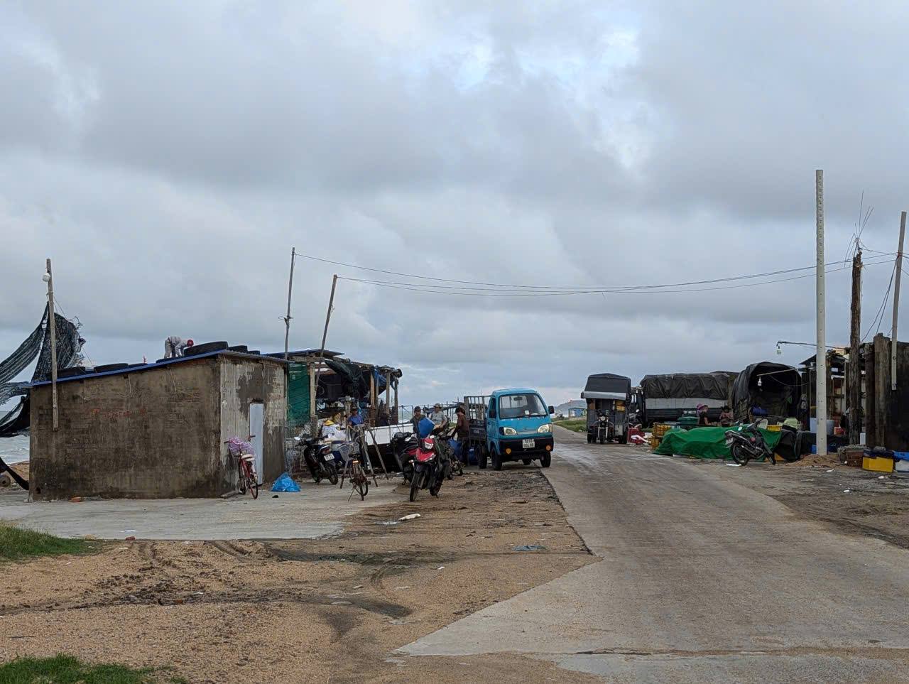 Cong tac phong chong bao so 13 dang duoc nguoi dan thuc hien khan truong. Anh: Thanh Quynh