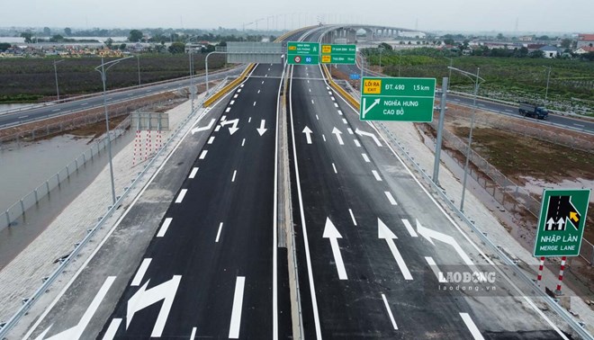 The Day River overpass connecting Nam Dinh and Ninh Binh provinces has been basically completed on the Ninh Binh - Hai Phong expressway. Photo: Luong Ha