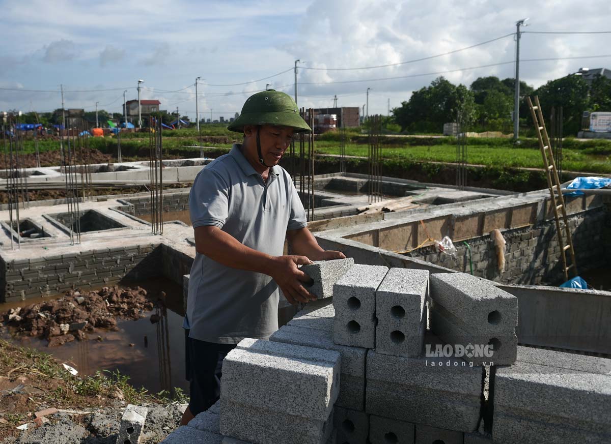 Nguoi dan gap rut xay dung nha cua tai khu tai dinh cu. Anh: Ha Vi