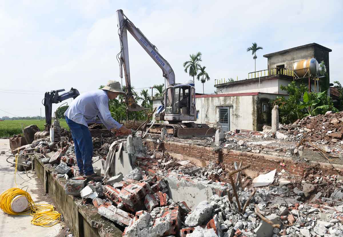 Nguoi dan tu nguyen thao do nha cua de nhuong dat cho du an