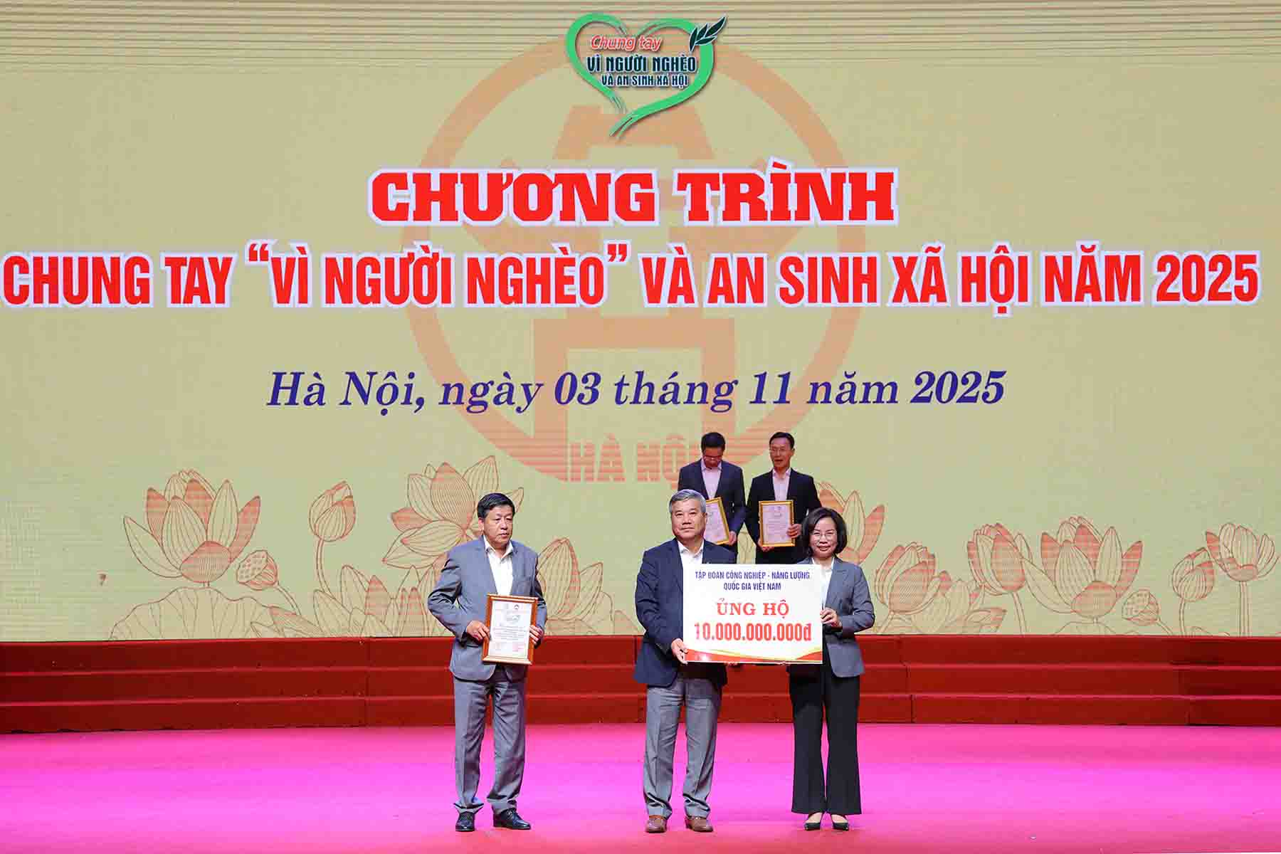 Petrovietnam Deputy General Director Do Chi Thanh presented 10 billion VND to the "For the Poor" fund of Hanoi City. Photo: PVN.