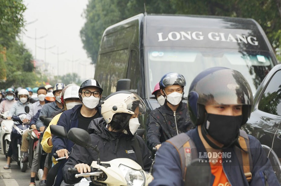 Muc do tap trung sinh vien cao khien gia tang ap luc do thi khu vuc trung tam. Anh: Viet Bac.