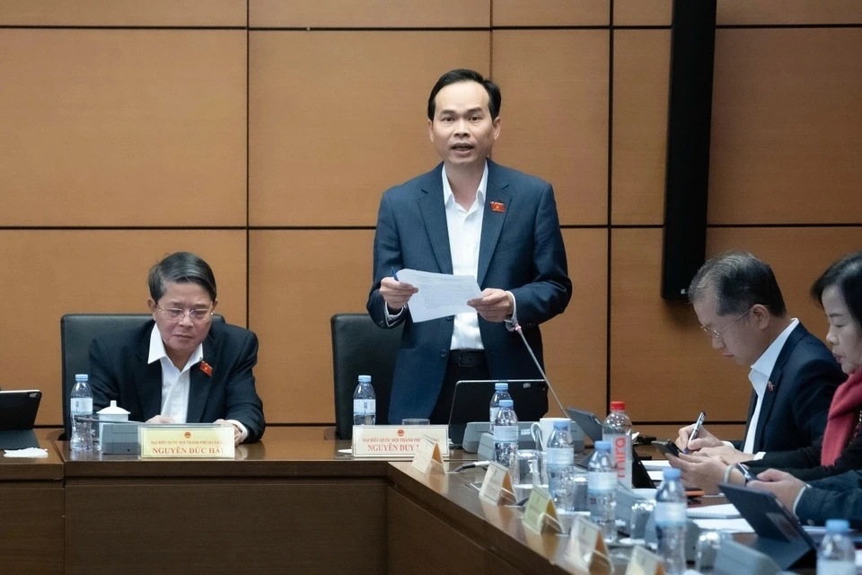 Dai bieu Nguyen Duy Minh (doan TP Da Nang) phat bieu tai phien thao luan to ve Luat Kinh doanh bao hiem, trong do co neu len thuc trang . Anh: Quochoi.vn.