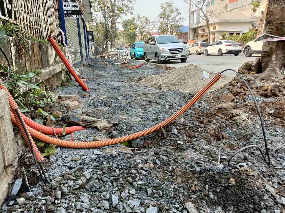 A street is still in Hai Phong and has not completed the renovation and upgrading of the sidewalk. Photo: Hoang Khoi