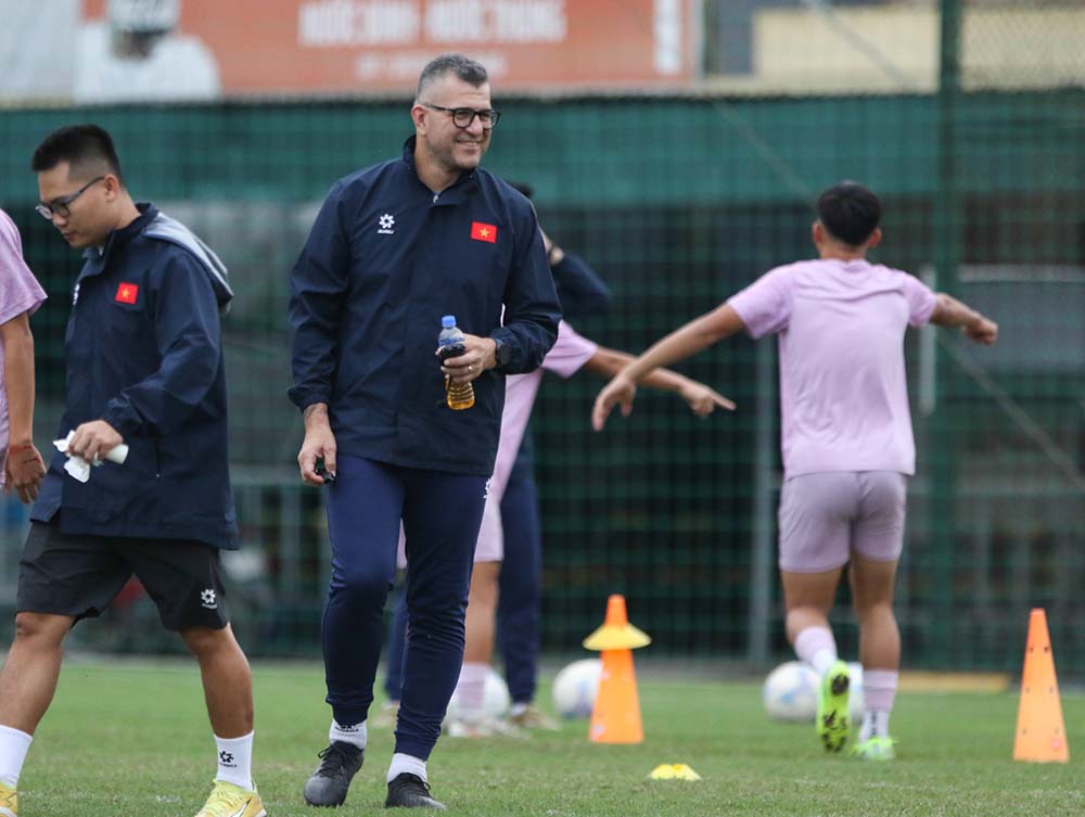 Coach Cristiano Roland of U17 Vietnam. Photo: VFF