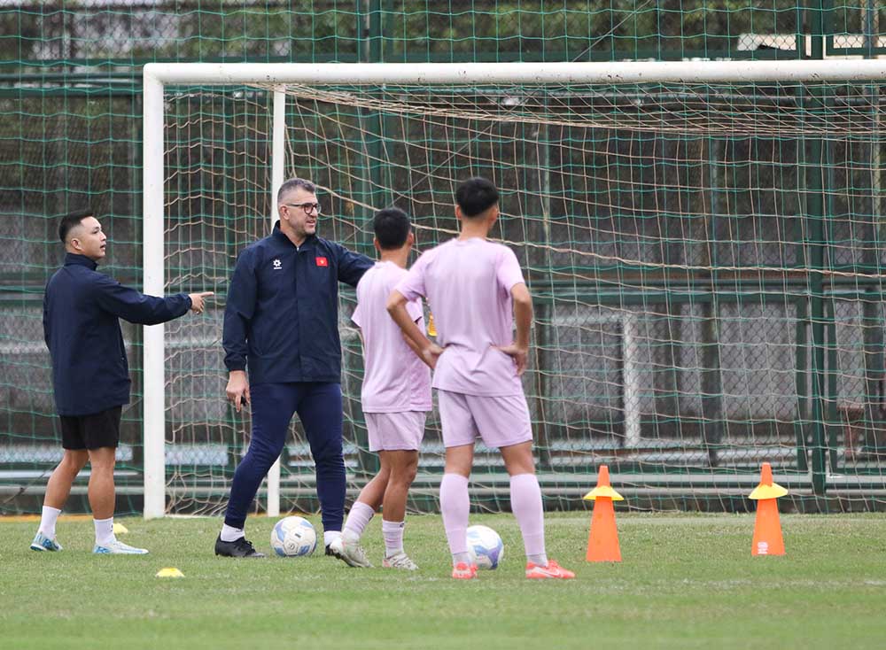 Huan luyen vien Roland hai long voi tinh than tap luyen cua U17 Viet Nam. Anh: VFF