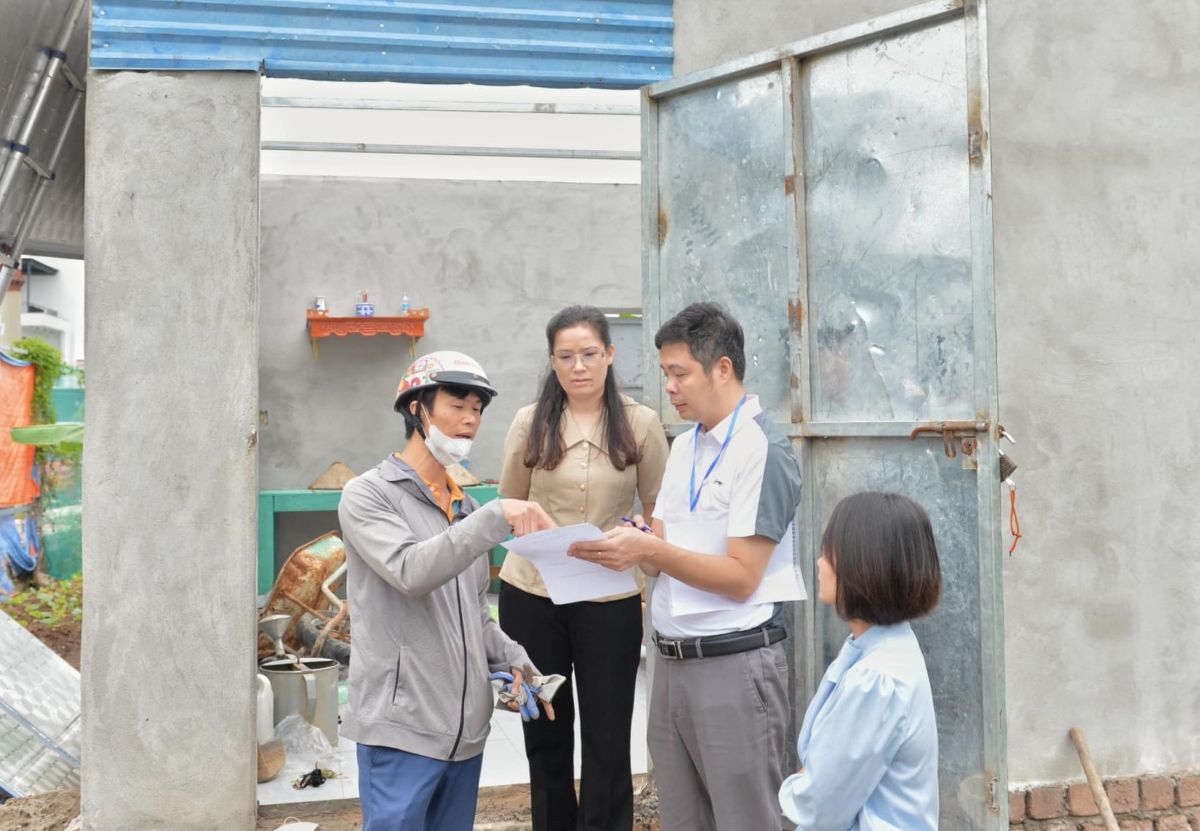 Lanh dao phuong Thien Huong tuyen truyen, van dong cac ho vi pham tu nguyen thao do. Ảnh: Phuong Thien Huong