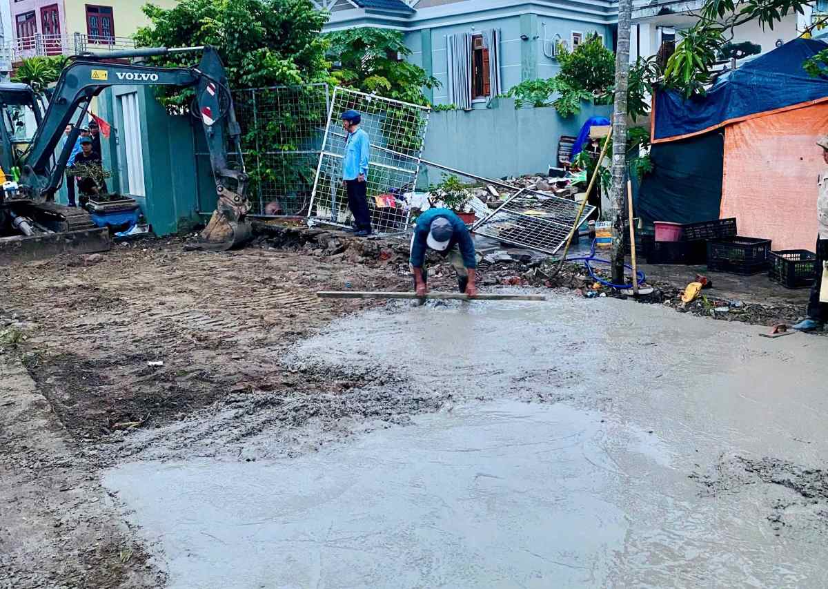 Phuong Hung Dao do be tong tren thua dat cong, tao khong gian sinh hoat cong cong cho khu dan cu Phuc Loc. Ảnh: Phuong Hung Dao